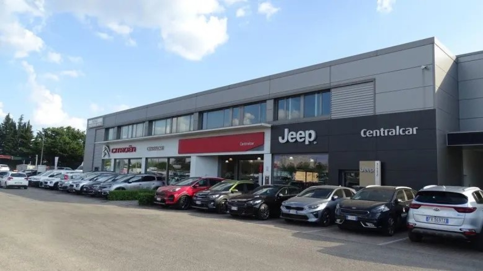 Perugia, festa per la nuova sede Centralcar con Marco Bocci e Laura Chiatti